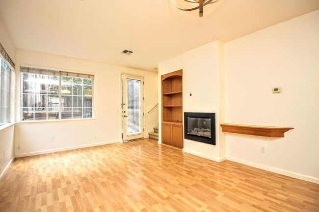 Building Photo - 2 Bedroom 2.5 Bath Home in Petaluma