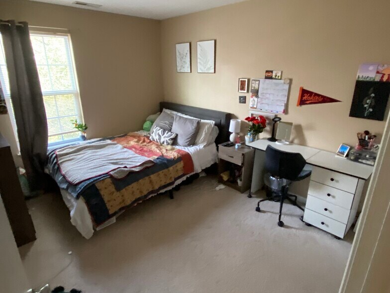 Building Photo - 1733 Aden Ln