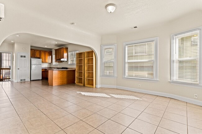 Building Photo - Massive 1,200 Sq Ft Renovated 3BR/2BA w/ Master Suite