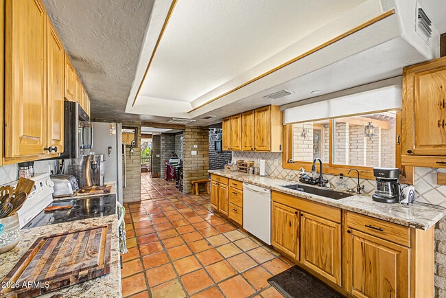Building Photo - 6510 E Dixileta Dr