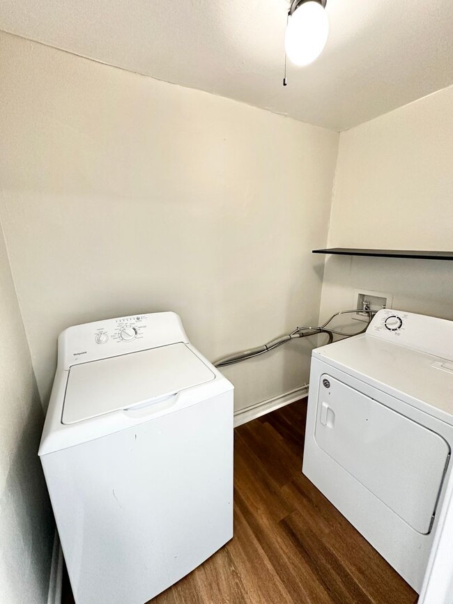 Building Photo - 2 Weeks FREE! Beautiful 2 Bed 1 Bath with ...