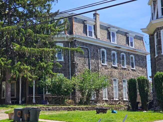 Primary Photo - 142 Sumac St