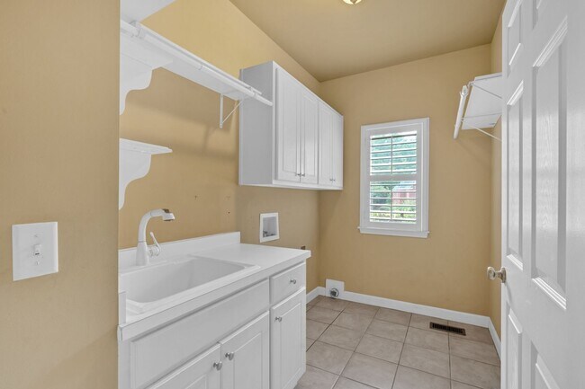 Building Photo - Spacious 7BR House in Powder Springs