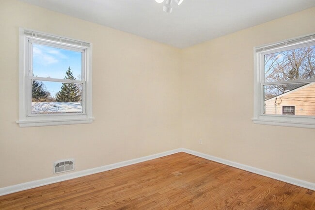 Building Photo - 3 Bedroom, 1 Bath Single Family Home!