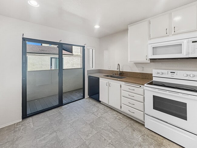 Building Photo - 3312 Caminito Eastbluff