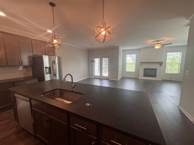 Building Photo - Spacious and Well-Appointed 3BR/2BA Home in Flowery Branch