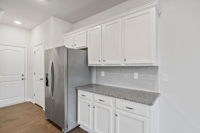 Building Photo - Like Brand New Luxury Townhome in Matthews!