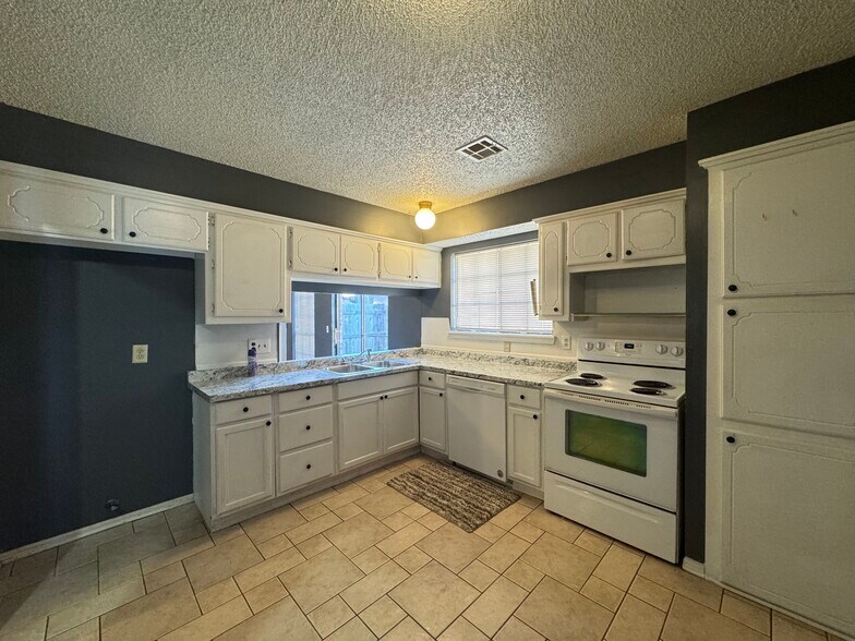Building Photo - 7740 Doris Dr
