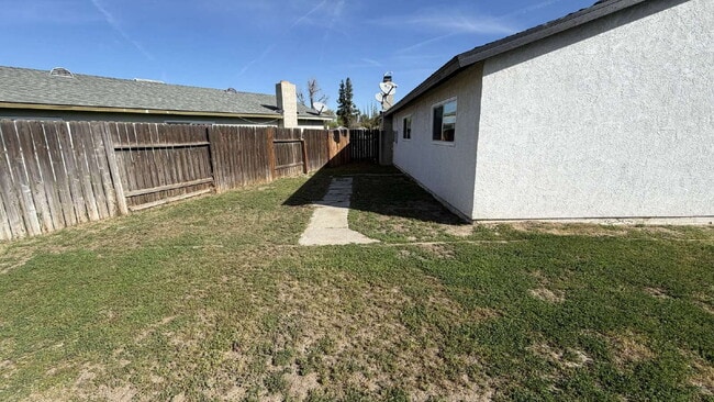 Building Photo - Beautiful Single-Story Home with Fireplace & Huge Backyard