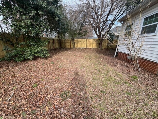 Building Photo - Walking Distance to Winthrop