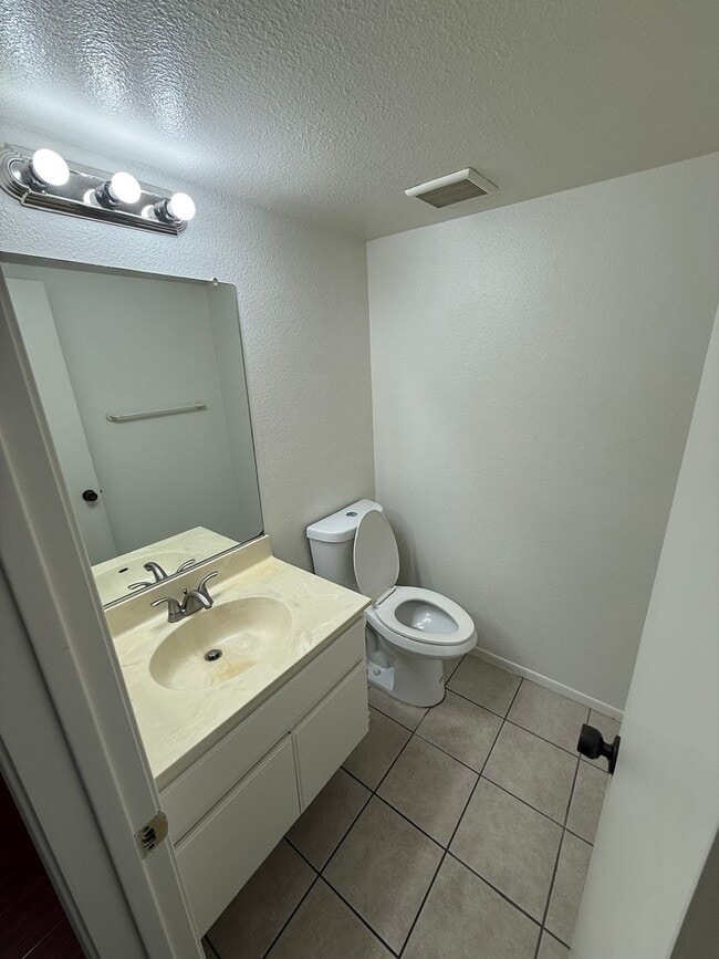 Building Photo - Spacious 3 Bed / 2.5 Bath Townhome in Prime San Gabriel Location