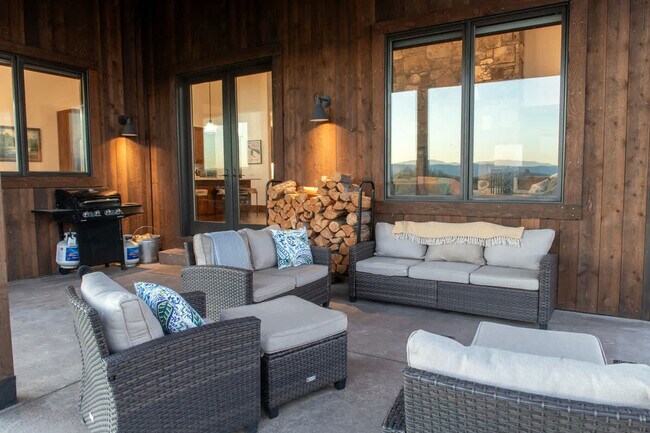 Building Photo - 2406 Tamarack Trail