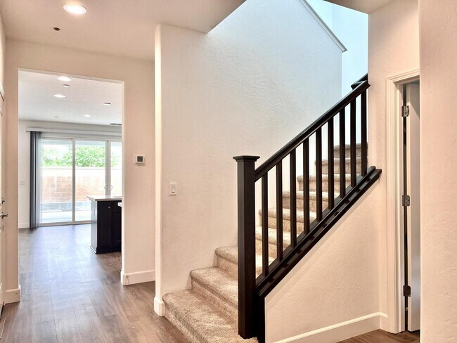 Building Photo - 377 Traverse Dr S