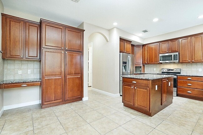 Building Photo - 748 Cresta Cir