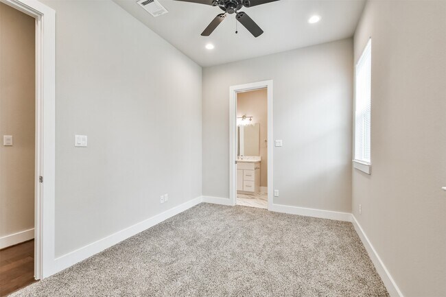 Building Photo - 810 Mansfield St