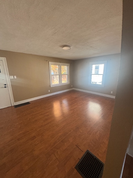 Building Photo - 1453 E Clay St