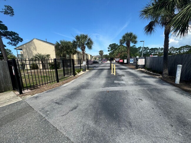 Building Photo - Great Two Bedroom-Freshly Remodeled-$500.00 off first months rental rate with approved application!