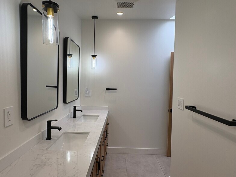 Building Photo - 4236 Ellenita Ave