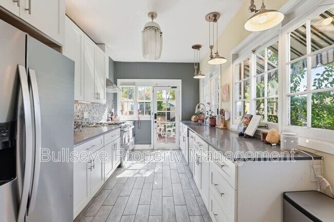 Building Photo - 525 W Lynwood St