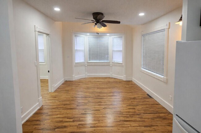 Building Photo - 402 4th St S