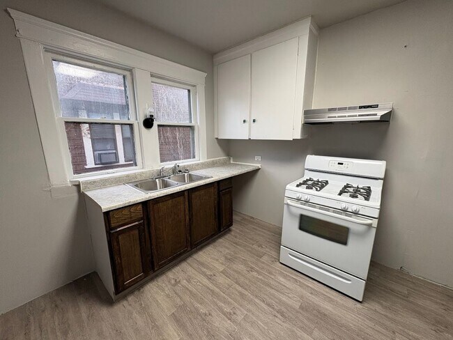 Building Photo - 96 Hall St