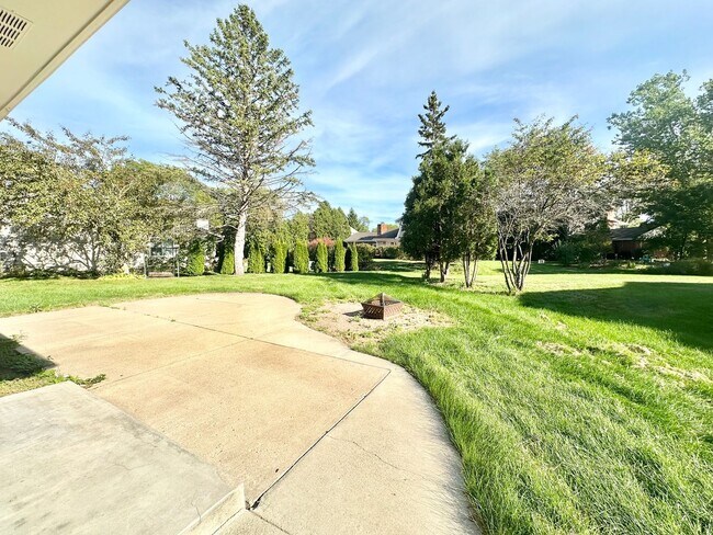 Building Photo - Desirable Mequon Home in Heart of Ville du...