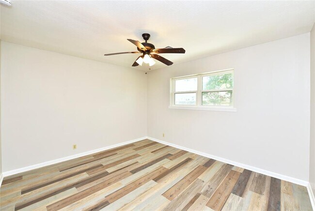 Building Photo - 1811 Laurel Oaks Dr