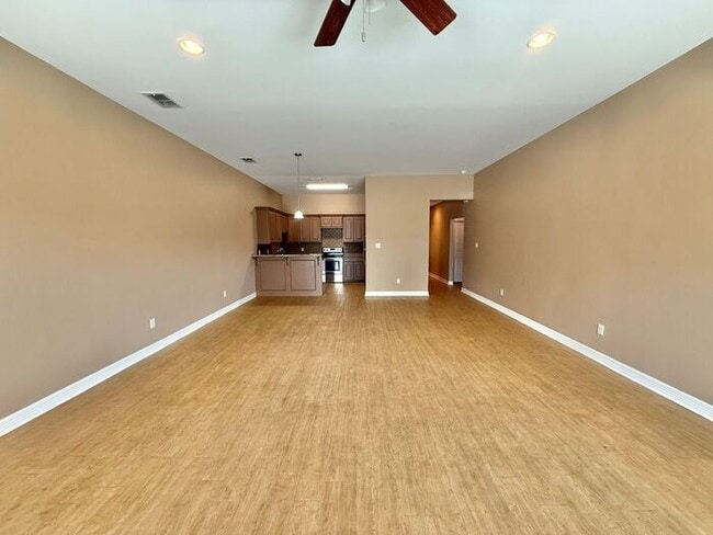 Building Photo - 4 Bedroom 3.5 Bath Duplex in East Tyler!