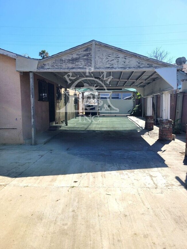 Building Photo - 3 Bedroom House With Plenty of Parking and Large Yard in Los Angeles, CA.