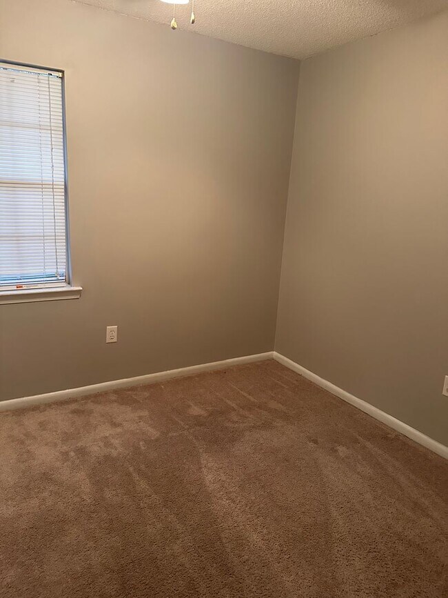 Building Photo - Move in special !!! 1/2 off First months r...