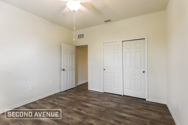 Building Photo - 1928 Nabatoff St