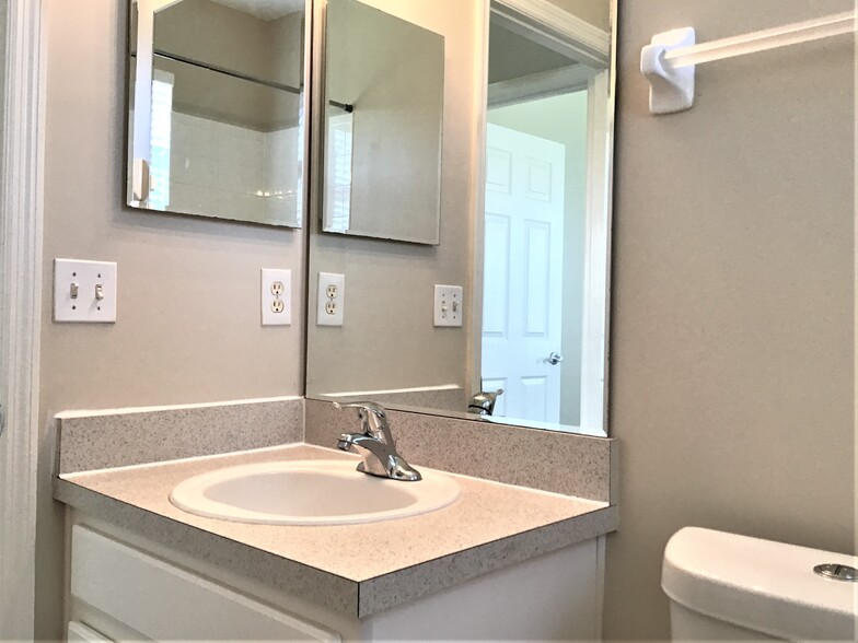 Building Photo - 404 Bayridge Ct