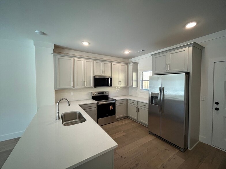 Building Photo - Brand New Townhome off Wire Rd, Close to Vet School and City Soccer Complex