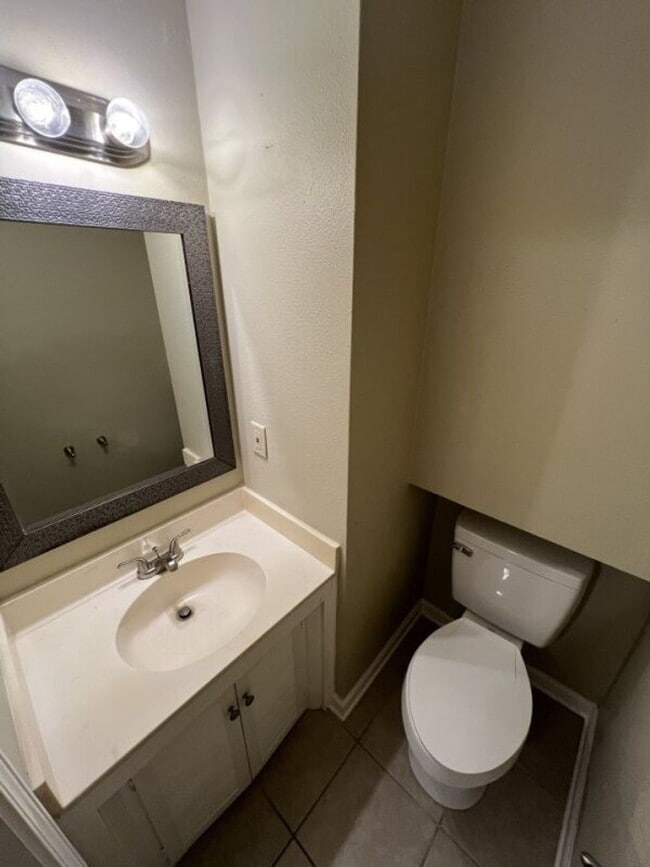 Building Photo - Newly updated!  3 bedroom, 1.5 bath home o...