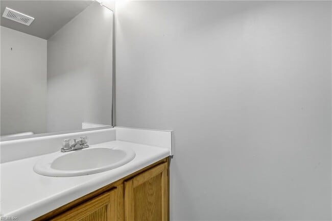 Building Photo - 716 Aylesbury Dr