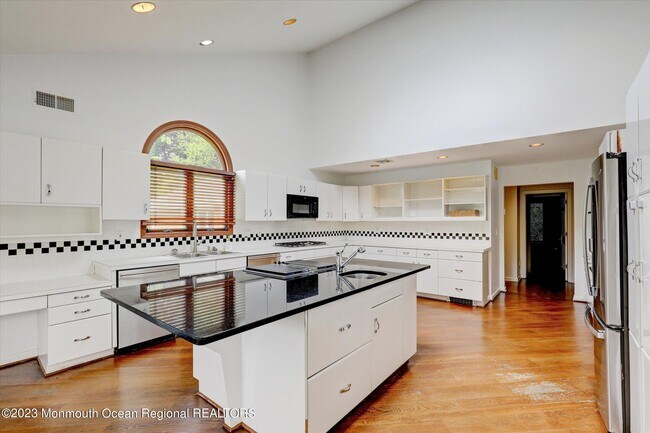 Building Photo - 84 Wickapecko Dr