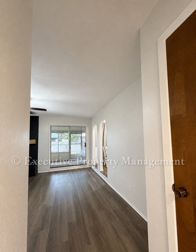 Building Photo - 410 Jeffrey