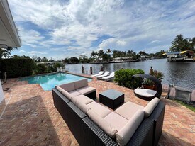 Building Photo - 1653 Poinsettia Dr