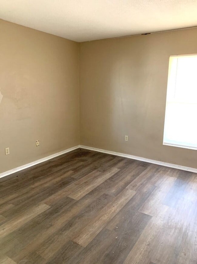 Building Photo - 935 Bolton Ln