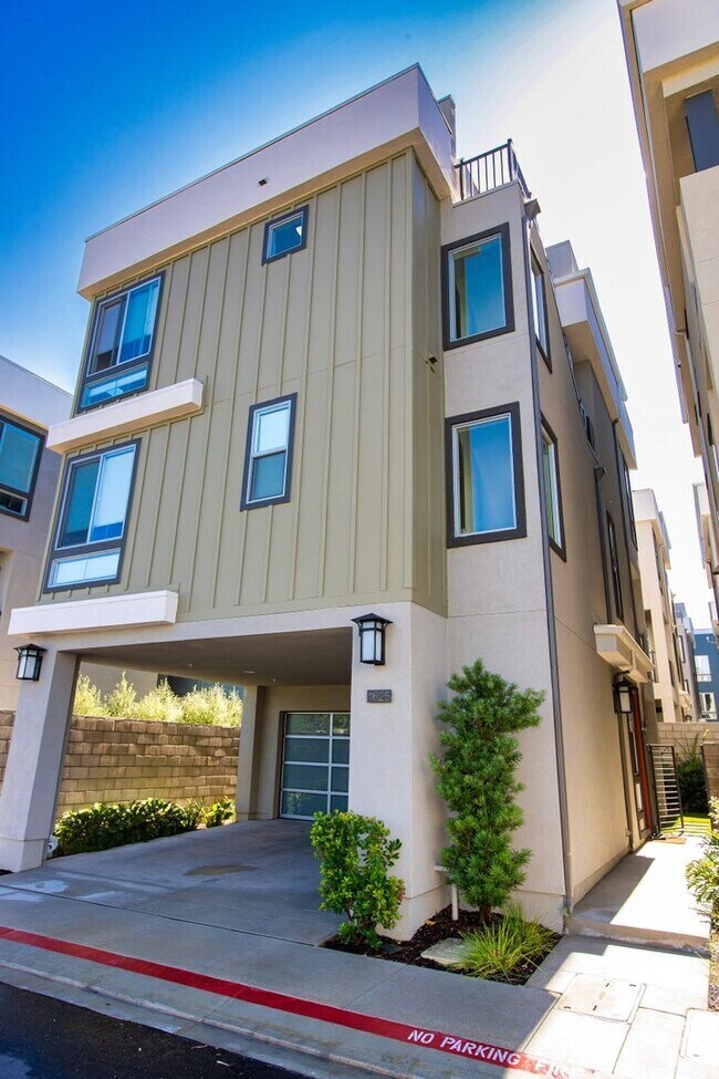 Building Photo - Highly Desired 4 Bedroom Floor Plan in Lig...