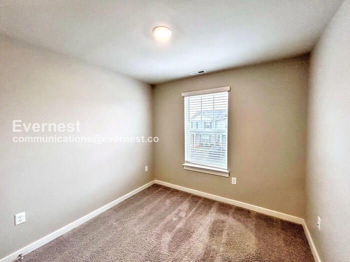 Building Photo - 1731 Frodo Wy