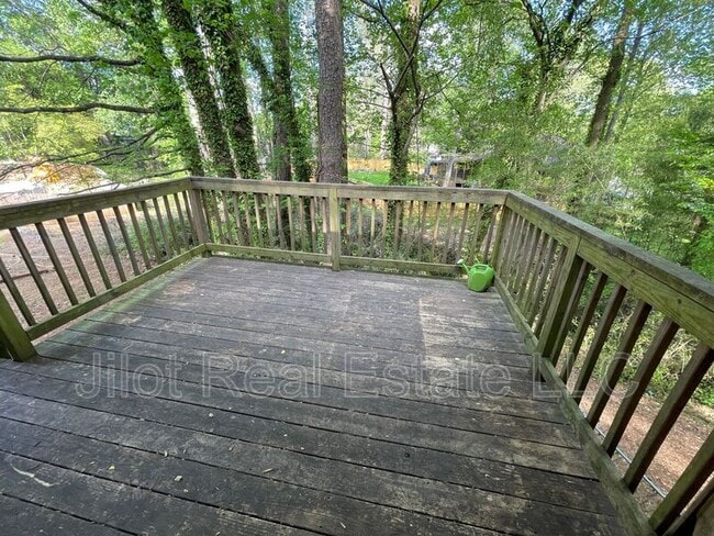 Building Photo - 221 Rustic Ridge Dr NE