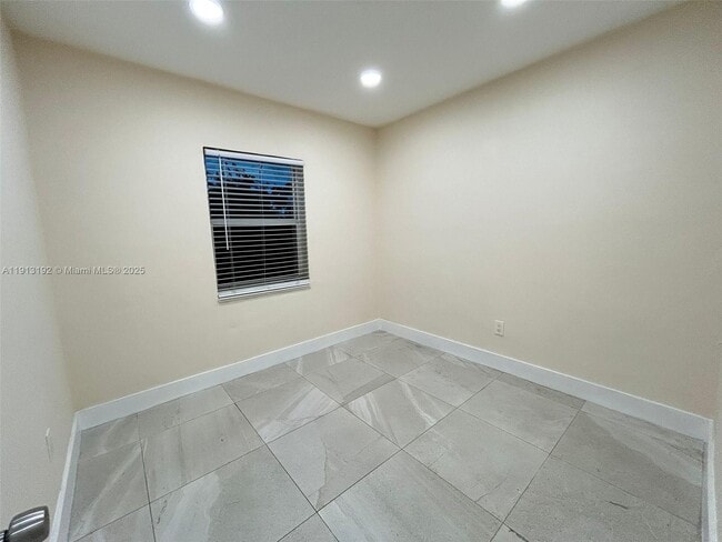 Building Photo - 610 E 8th Ave