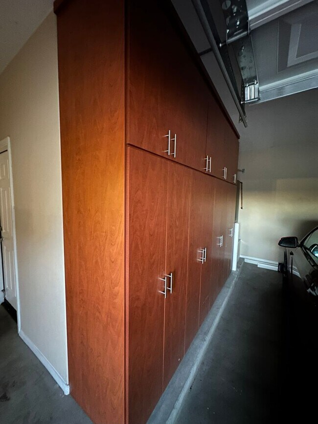 Building Photo - Charming 3 Bed + Den 2.5 Bath Home with 2 car attached EV garage with community pool !!