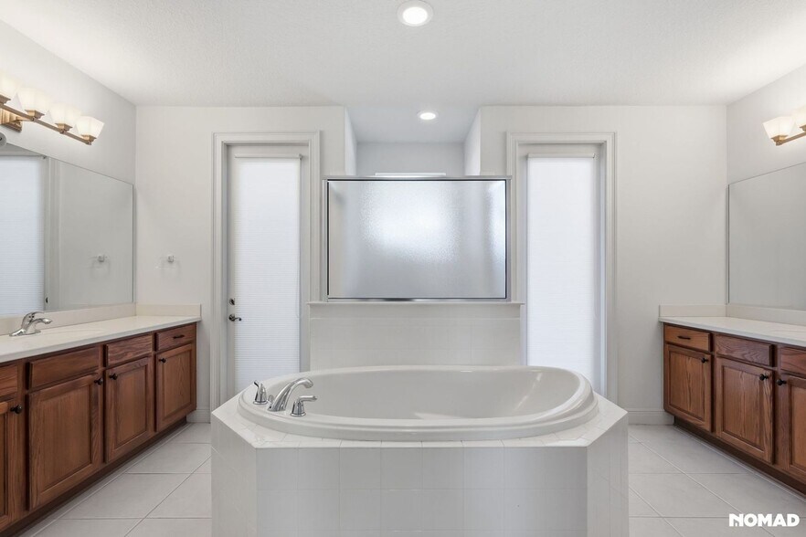 Building Photo - 6109 Spinnaker Loop