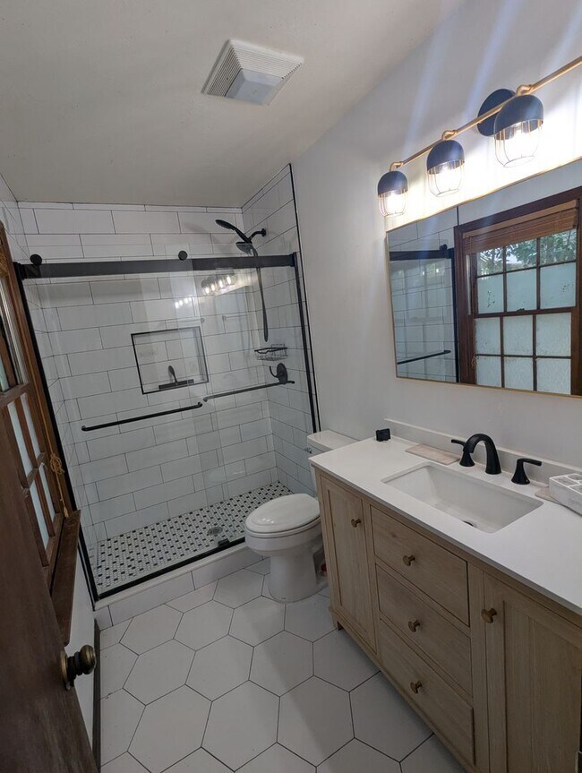 Building Photo - 3/2 : Nestled in the highly desirable Haile Plantation community