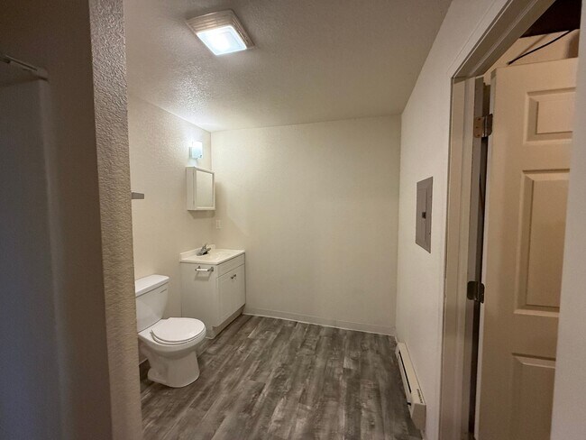 Building Photo - One Bedroom, One-bathroom Apartments Locat...