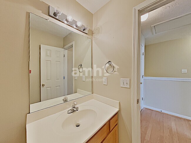 Building Photo - 1215 Wilkes Crest Dr