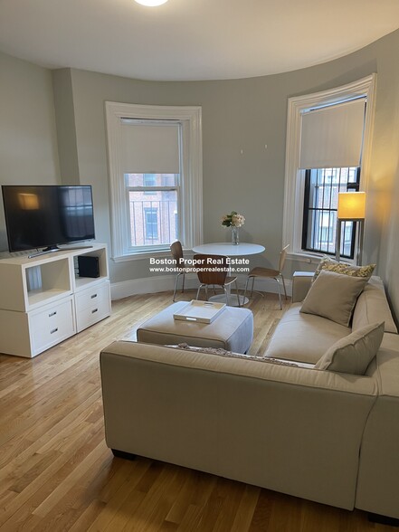 Primary Photo - 133 Newbury St