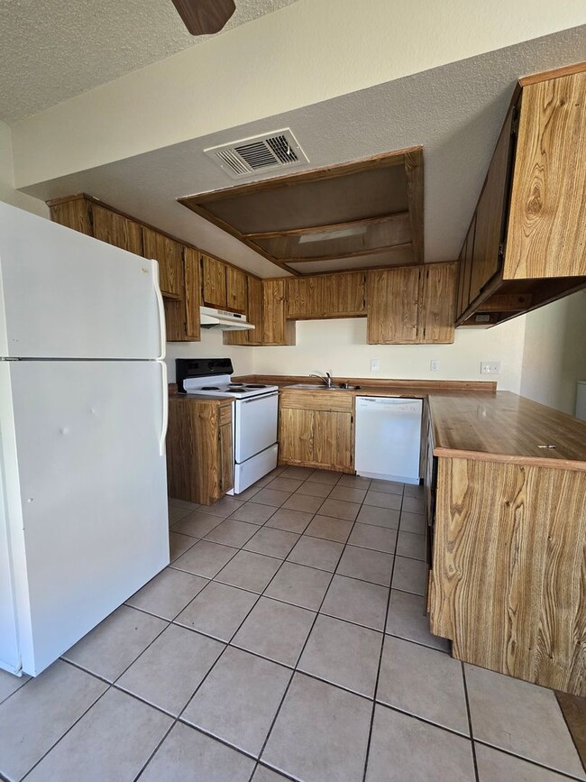 Building Photo - A nice & cozy 1-bedroom, 1-bathroom upstairs condo